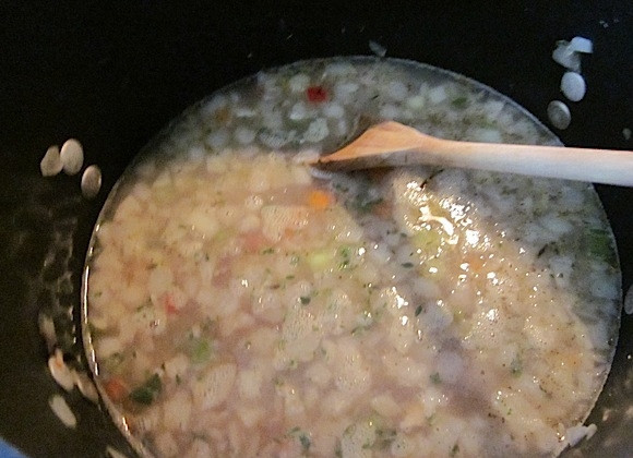 1. Этап. Салат с рисом: 3. Вливаю воду (3-4 стакана), куриный бульон, добавляю тимьян и шалфей. Довожу смесь до кипения, после этого убавляю огонь и варю около 1 часа. Обычный рис промываю и отвариваю в отдельной кастрюле.