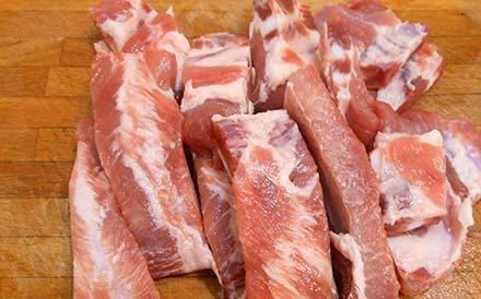 1. Этап. Ребрышки ягненка, тушенные с картошкой: Помойте, обсушите и нарежьте вдоль рёбер мясо.