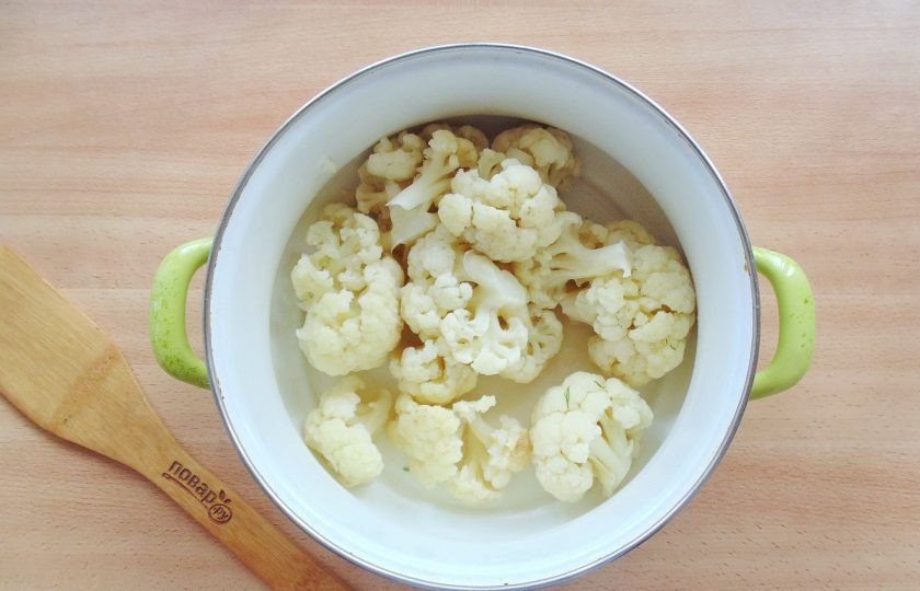 1. Этап. Цветная капуста с фетой: Доведите воду с капустой до кипения и варите капусту до мягкости. После воду слейте.