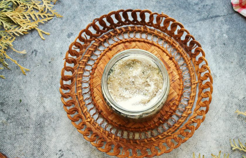 1. Этап. Крапива на зиму для супа: Сверху засыпьте крапиву оставшейся солью и закройте крышкой. Уберите банки с соленой крапивой на хранение в холодильник.