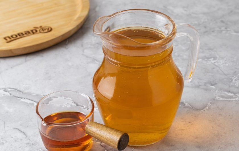 1. Этап. Холодный чай с лаймом и лимоном: Процедите чай в кувшин и остудите до комнатной температуры. Можно в холодильнике. Затем добавьте сироп топинамбура и размешайте до его растворения.