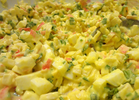 1. Этап. Плавленый сыр с начинкой: Теперь добавим майонез, чтобы он скрепил все ингредиенты для начинки. Не нужно класть майонеза много, начинка нам нужна достаточно густая. Перемешиваем.