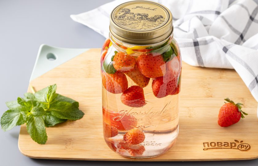 1. Этап. Компот из клубники, лимона и мяты на зиму: Прикройте банку крышкой и оставьте на 15 минут.