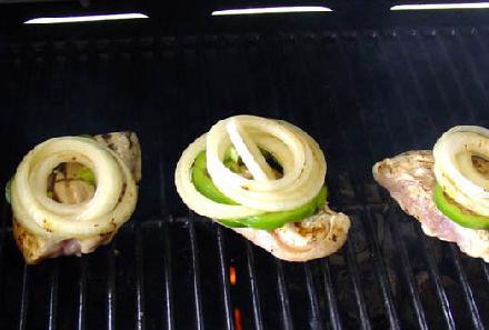 1. Этап. Фахитас с курицей: Поливайте курицу соусом каждые 5 минут.