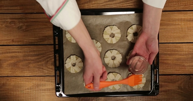 1. Этап. Кольца ананасов в тесте: 3. Получатся вот такие очаровательные 