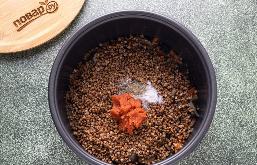 1. Этап. Гречка по-боярски в мультиварке: Гречневую крупу промойте и откиньте на сито. Добавьте гречку, томатную пасту, соль и черный молотый перец в мультиварку.