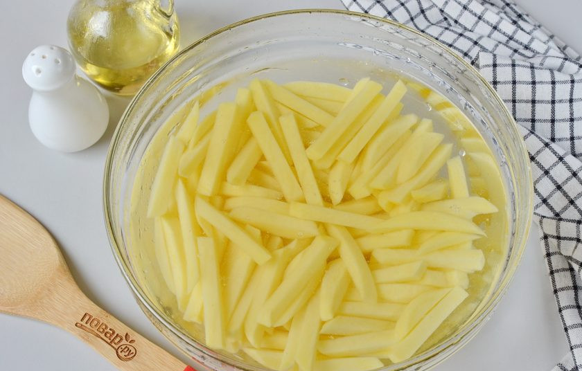 1. Этап. Картофель фри: Наполните большую миску холодной водой, выложите туда картофель, пару раз смените воду, чтобы вымыть крахмал. Так как у меня большой фритюрницы нет, я буду жарить небольшими партиями, поэтому картофель оставляю в воде, чтобы он не потемнел.