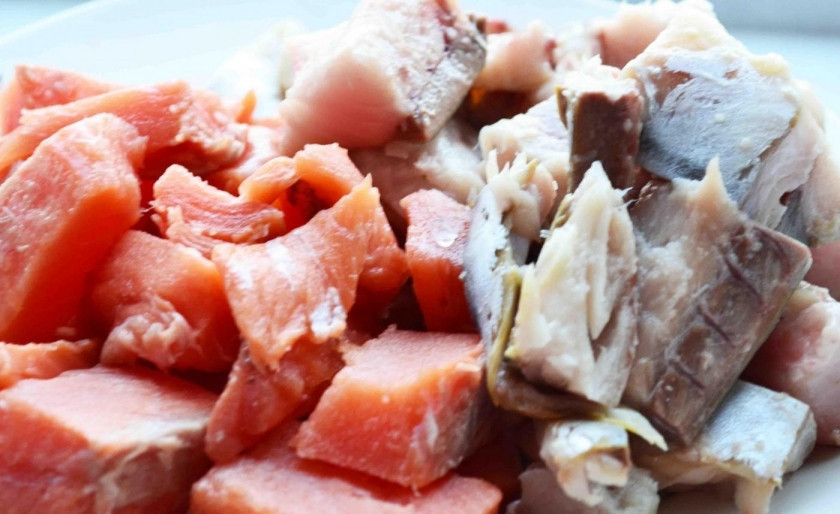 1. Этап. Солянка из рыбы: 6. Лосось и скумбрию очищаю от костей и нарезаю крупными кубиками, чтобы вкус рыбы хорошо чувствовался.