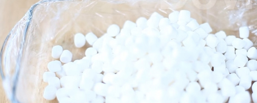 1. Этап. Австралийское пирожное: 5. В форму, застеленную пищевой пленкой, выложите маршмеллоу.