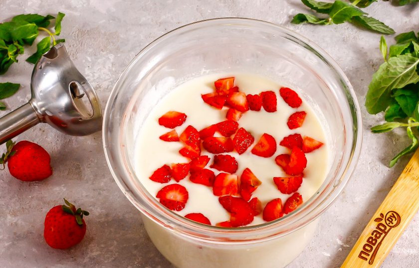 1. Этап. Клубничный чизкейк с творогом без выпечки: Очистите треть ягод от хвостиков, промойте и нарежьте средними кубиками. Добавьте в творожную массу.