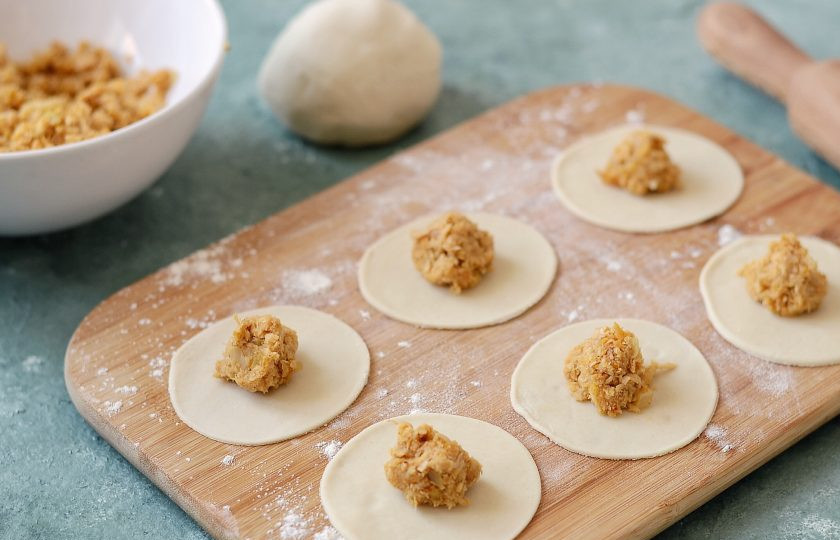 1. Этап. Соевые пельмени: В центр выложите начинку.