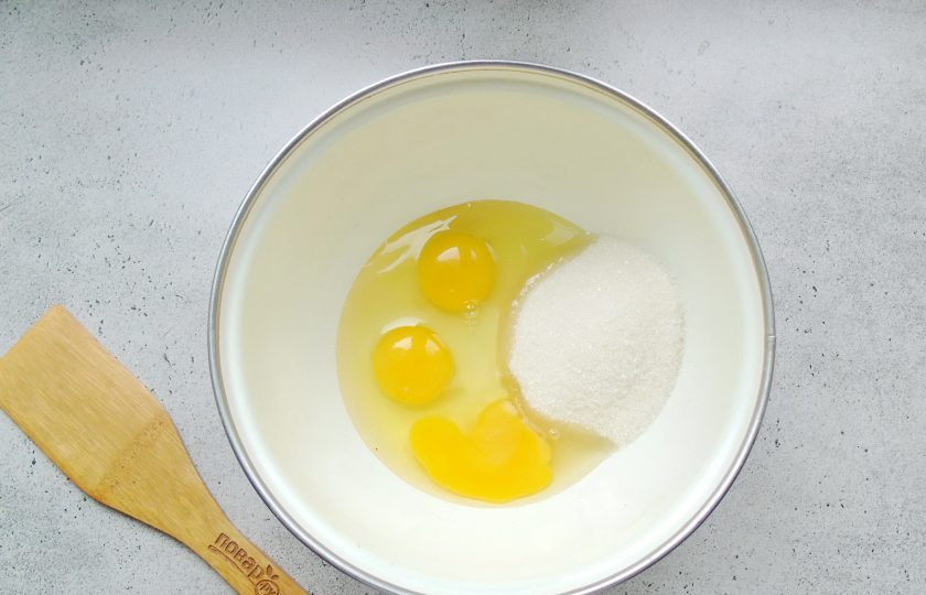 1. Этап. Морковный пирог с грецкими орехами и корицей: Замесите тесто. В миску разбейте яйца и всыпьте сахар.