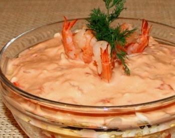 1. Этап. Салат Розовый фламинго: Перед подачей украсим салат креветками и зеленью.