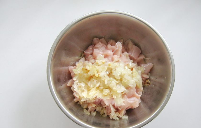 1. Этап. Рубленые куриные котлеты с кабачком: Репчатый лук очистите, помойте и мелко нарежьте. Поджарьте в сковороде с подсолнечным маслом до легкого золотистого цвета. Добавьте в миску с нарезанным куриным филе.