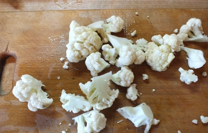 1. Этап. Цветная капуста с болгарским перцем: 1. Капусту нужно освободить от листиков, вымыть и хорошо просушить. Разделить на соцветия и нарезать маленькими кусочками. Если вы хотите в рецепт приготовления цветной капусты с болгарским перцем использовать соцветия целиком, тогда капусту лучше предварительно отправить в кипящую воду минуты на 2-3.