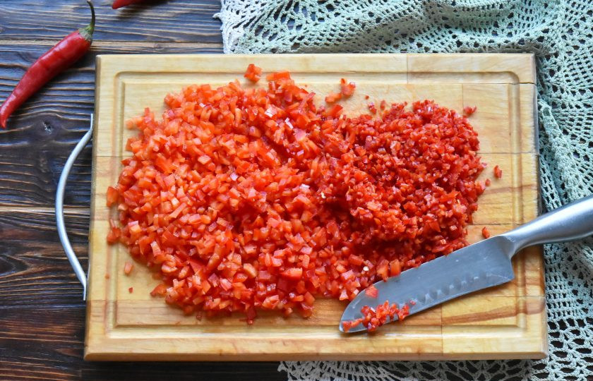 1. Этап. Джем из красного перца чили: Для джема соедините острый и сладкий перец в пропорции 1:2. На 100 граммов готового острого перца возьмите 200 граммов измельченого сладкого красного перца.