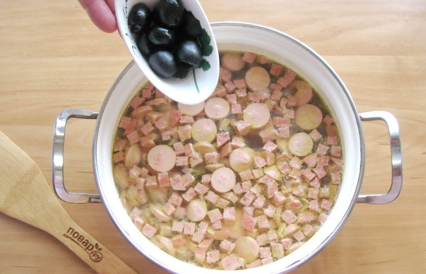 1. Этап. Белая солянка: В готовый суп выложите маслины без косточки.