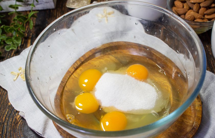 1. Этап. Рулет Рафаэлло: Для бисквита в миску вбейте куриные яйца и добавьте сахар.