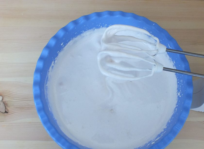 1. Этап. Зефир из персиков: Разведите 3 гр. лимонной кислоты в 2 ст.л. горячей воды и введите в массу. Еще раз взбейте в течение 1-2 минут. В итоге должна получиться объемная масса, которая хорошо держит форму.