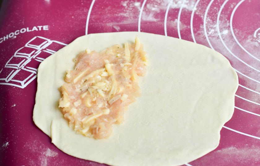 1. Этап. Чебуреки с курицей и сыром: Выложите на один край начинку из фарша и сыра.