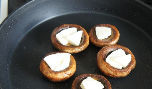 1. Этап. Мини-бургеры из шампиньонов: Вторую часть шампиньонов обжариваем, переворачиваем, внутрь кладём кусочки плавленного сыра.