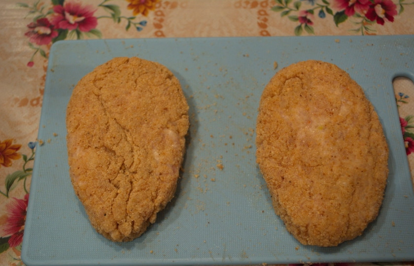 1. Этап. Куриные котлеты с батоном: Из полученного фарша сформируйте котлеты. Обваляйте в панировке. Панировка может быть любой. Я люблю панировочные сухари, а вы можете взять простую муку или овсяную муку (молотые овсяные хлопья).