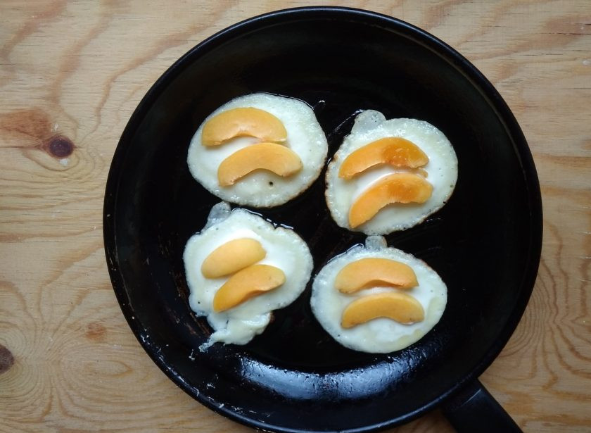 1. Этап. Оладьи с абрикосом: 7. Через 30 секунд на поверхность изделий выложите по 2 дольки абрикоса.