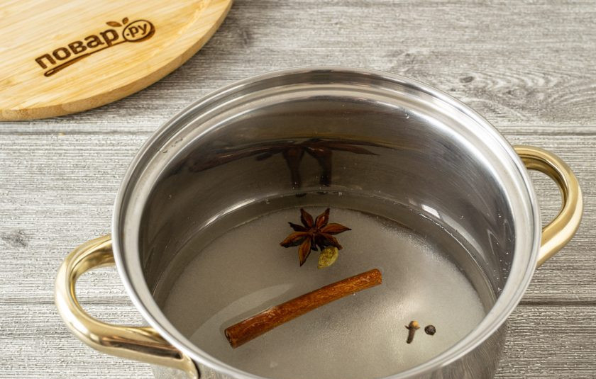 1. Этап. Брусника моченая на зиму: Влейте воду, доведите до кипения и проварите пару минут, чтобы сахар полностью растворился. Удалите пряности, а сироп полностью остудите.