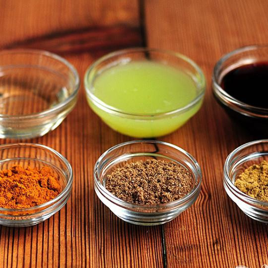 1. Этап. Курица в ореховом соусе: Подготовьте ингредиенты для маринада.