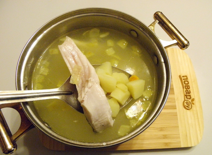 1. Этап. Рыбный суп классический: В процеженный бульон положите картофель, проварите его 15 минут. После добавьте порционные кусочки мяса, жареные овощи, проварите суп 10 минут.