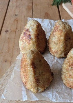 1. Этап. Котлеты Космос: Подаём котлеты горячими с салатом, зеленью, овощами, любимым гарниром. Для перекуса они сойдут и в холодном виде. Приятного аппетита!