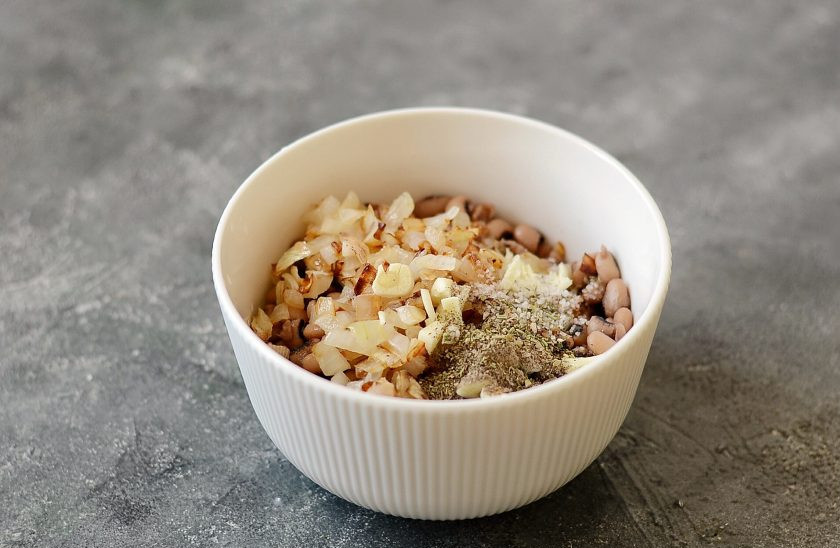 1. Этап. Паштет из бобов: Измельчите все ингредиенты в блендере до однородной консистенции.