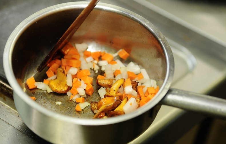 1. Этап. Суп из лисичек с фасолью: Нарезанные овощи кладем к лисичкам. Обжариваем (важно, чтоб ничего не сгорело).