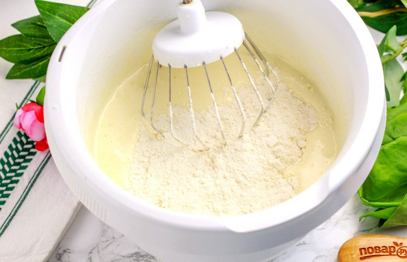 1. Этап. Лимонный бисквит: Всыпьте пшеничную муку высшего сорта и аккуратно вмешайте ее во взбитую массу, но не взбивайте, чтобы не выпустить пузырьки воздуха.