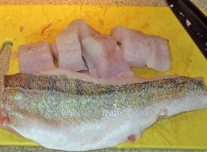 1. Этап. Уха из судака: 2. Кусками нарезаем судака.