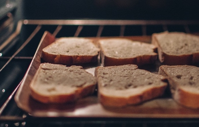 1. Этап. Горячие бутерброды с яблоком: 3. Смажьте хлеб сливочным соусом и посыпьте сверху тимьяном. Готовьте хлеб в духовой печи 5 минут при температуре 180 градусов.