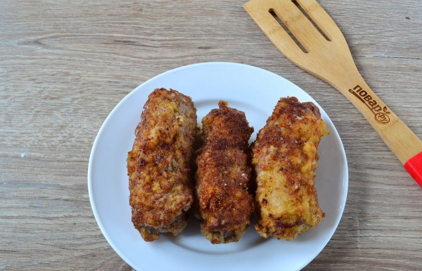 1. Этап. Мясные рулетики с печенью: Мясные рулетики с печенью готовы. Если вы боитесь, что они не прожарились в середине, то можно их выложить на противень и запечь в духовке 10-15 минут. Но лучше разрежьте один рулетик и убедитесь, что он полностью готов. Кстати, сейчас самое время съесть один рулетик :) Приятного аппетита!