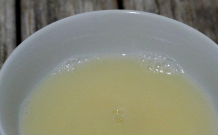 1. Этап. Торт Наполеон с кремом из сгущенки: В небольшую пиалку вбейте яйцо, добавьте соду, гашенную уксусом, влейте воду. Все тщательно перемешайте и взбейте вилочкой до однородности.