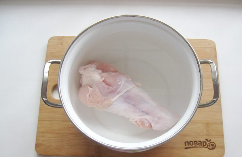 1. Этап. Рассольник с индейкой: В кастрюлю выложите индейку и залейте водой.