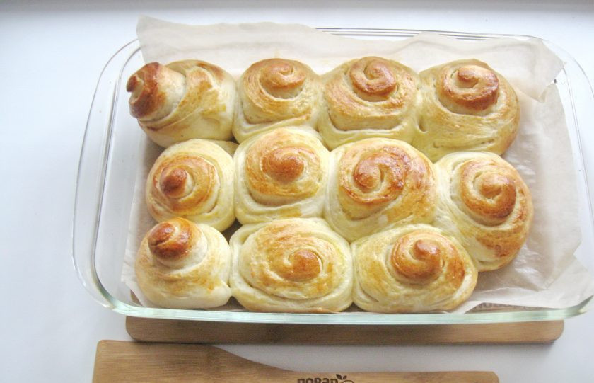 1. Этап. Белая глазурь для булочек: Выпекайте в духовке при температуре 175-180 градусов 35-40 минут.