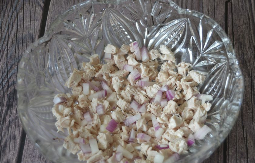 1. Этап. Салат Манон: Теперь можно приступить к сборке салата. Первым нижним слоем положите отварную куриную грудку, порезанную кубиком, добавьте лук.