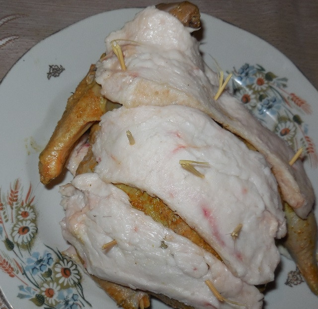 1. Этап. Фазан в духовке: Затем прикрепите к фазану шпик с помощью зубочисток, как на фото.