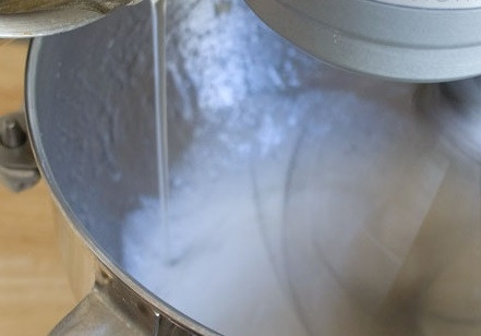 1. Этап. Домашние низкоуглеводные маршмеллоус: Затем увеличиваем скорость взбивания до максимума и начинаем тонкой струйкой вливать остывший желатиновый раствор.