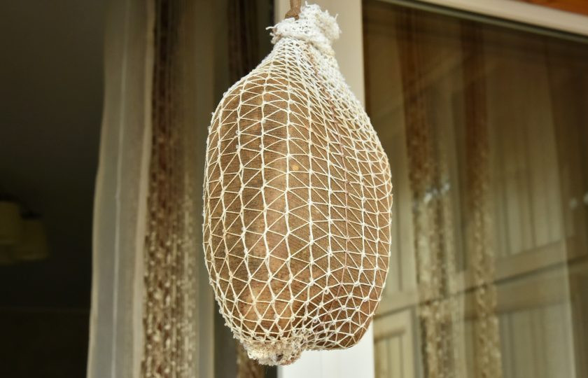 1. Этап. Коппа: Поместите мясо на 6-12 часов в проветриваемое помещение с температурой 21-26 градусов. Переместите мясо в прохладное место (погреб, подвал). В моем случае это холодильник. Вяльте мясо до потери им 30% объема. Во время вяления переворачивайте подвешенное мясо. Примерно на этот процесс уйдет 1,5 месяца.