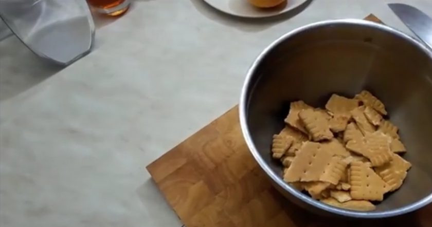 1. Этап. Вкусный десерт из персиков: 1. Для начала подготовьте галетное сухое печенье. Для этого разломите его и перебейте блендером до состояния крошки.