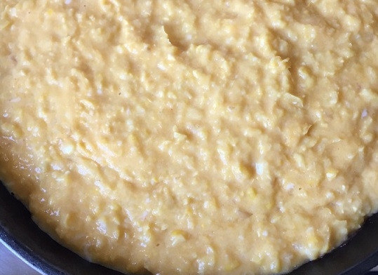 1. Этап. Рецепт кукурузного пирога: 7. На дно жаропрочной формы выложите мясную начинку. Сверху распределите кукурузную ровным слоем. Отправьте в разогретую до 180 градусов духовку.