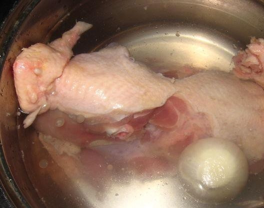 1. Этап. Хаш из курицы: Промытую курицу залейте водой. Положите к ней очищенный лук. Варите бульон после закипания в течение 1,5 часов.