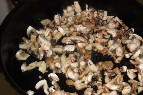 1. Этап. Тарталетки с маринованными грибами: 1. Тарталетки раскладываем на решетке, заполняем до половины измельченными грибочками. Свежие же шампиньоны обжарим на оливковом или сливочном масле (или вообще на сухой сковороде).