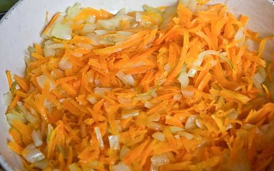 1. Этап. Вкусный фасолевый суп: 4. На сковороде разогрейте немного растительного масла. Выложите овощи. Жарьте их, помешивая, минут 10-12 до мягкости.