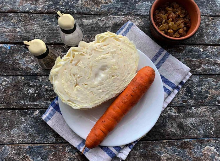 1. Этап. Квашеная капуста с изюмом: Подготовьте все необходимые ингредиенты.